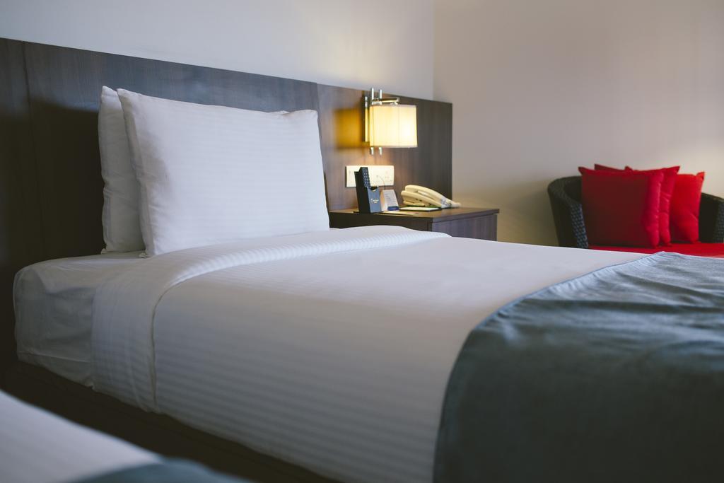 Sand & Sandals Desaru Beach Resort & Spa Εξωτερικό φωτογραφία A bed with a telephone