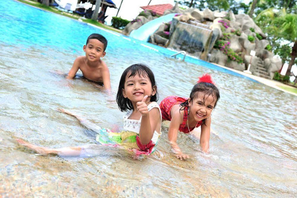 Sand & Sandals Desaru Beach Resort & Spa Εξωτερικό φωτογραφία Children playing at a water park